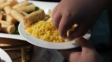 Açık büfe patates kızartması kızarmış yumurta rulosu pilavı. Yüksek kalite 4k görüntü