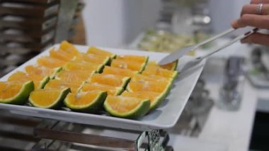 Bu resim portakallarla dolu. Parlak portakal meyvesi sunuluyor. Yüksek kalite 4k görüntü