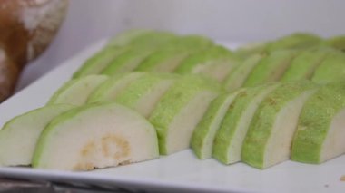 Tayland 'da sokak pazarında dilimlenmiş yeşil guava meyvesi. Yüksek kalite 4k görüntü