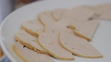 Lezzetli biberli biftek pastırması dilimleri ve renkli biber taneleri. Yüksek kalite 4k görüntü