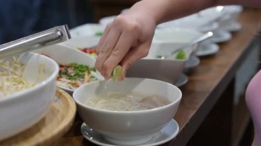 Vietnam usulü tavuk çorbası sıcak Vietnam usulü tavuk çorbası limonlu erişte çorbası ve süslenmiş taze otlar. Limonlu çorba.