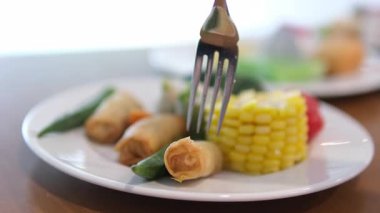 Kızarmış kemiksiz domuz pirzolası, fırında sebze ve patates kızartması, bambu restoranındaki konserve ton balığının salatası, rotasyon sırasında üst manzara. Yüksek kalite 4k görüntü