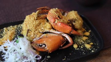 Yeni pişmiş yengeç ve makarna. Buhar salıyor. Restoran mutfağında servis ediliyor. Yüksek kalite 4k görüntü