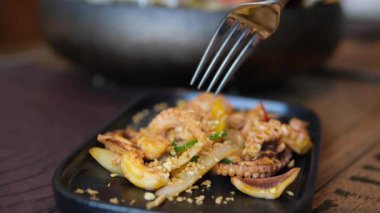 Buzlu karides, daire şeklinde dönüyor. Balık arka planı. Pişmiş deniz ürünleri. Yüksek kalite 4k görüntü