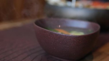 Yemek masasında çorba kepçelemek. Brokoli çorba kepçesi ile kaşık