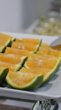 Bu resim portakallarla dolu. Parlak portakal meyvesi sunuluyor. Yüksek kalite 4k görüntü