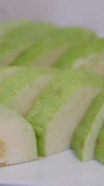Tayland 'da sokak pazarında dilimlenmiş yeşil guava meyvesi. Yüksek kalite 4k görüntü