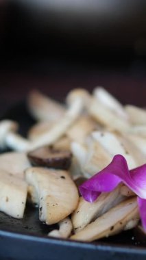 Geleneksel Polonya usulü mantar soslu fileto filetosu. Ön planda bulanık çiçekler. - Evet. Yüksek kalite 4k görüntü