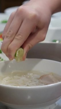 Vietnam usulü tavuk çorbası sıcak Vietnam usulü tavuk çorbası limonlu erişte çorbası ve süslenmiş taze otlar. Limonlu çorba.