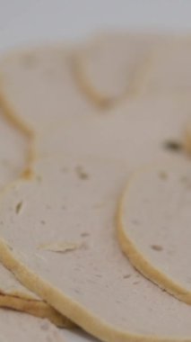 Lezzetli biberli biftek pastırması dilimleri ve renkli biber taneleri. Yüksek kalite 4k görüntü