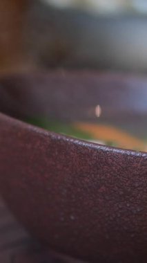 Yemek masasında çorba kepçelemek. Brokoli çorba kepçesi ile kaşık