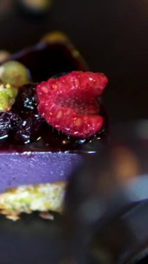 Sütlü veya kahveli bir fincan çay lezzetli çilekli cheesecake yaban mersinli ve buzlu şeker ağız sulandırıcı bir ikramdır. Yüksek kalite 4k görüntü