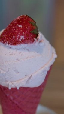 Çilekle süslenmiş cam kaplı soğuk dondurma. Yüksek kalite 4k görüntü