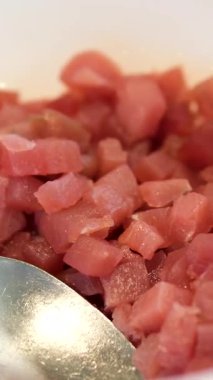 Doğranmış çiğ ton balığı kasesi dilimlenmiş çiğ somon ve taze sebzelerle servis edilen ton balığı, yosun. Küp çiğ balık, yeşil soğan ve gri kasede havyar. Sağlıklı organik yiyecekler. Düşük karbonhidrat diyeti. Yüksek kalite 