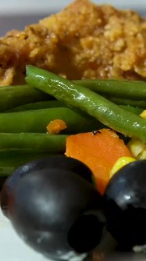 Sebze salatası ve çatallı kızarmış tavuk tabağı. Rahatlatıcı yiyecekler ve dengeli yemekler için ideal. Yüksek kalite 4k görüntü