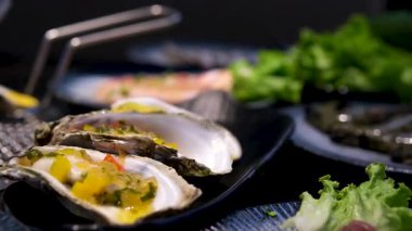 Izgara İstiridye, Şiş Deniz Ürünleri ve Sıcak Kömür Üzerine Citrus Garnitürleri Açık Hava Yemeği Etkinliği - Kapatın. Yüksek kalite 4k görüntü