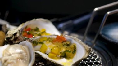 Peynirli deniz ürünleri pişir. Yenilebilir taze istiridye, popüler deniz ürünleri yakın plan. Yumuşakça deniz istiridyeleri. Yüksek kalite 4k görüntü