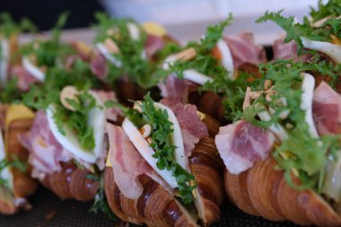 Sandviç pişirirken kruvasana marul koyan kadın eller. Yüksek kalite 4k görüntü