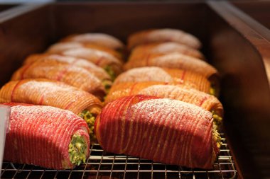 Fırından taze fırınlanmış somunlar çıkıyor. Fırında ekmek üretimi. Yüksek kalite 4k görüntü