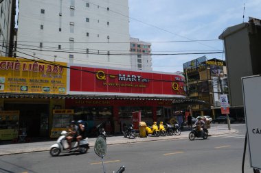 Vietnam Ho Chi Minh şehrinin önünden geçen sıradan sokak kafeleri 08.04.2025