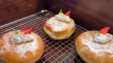 Sade, altın bir çöreğin yakın plan görüntüsü, jöleli ve malzemesiz. Bu süslenmemiş şeklin klasik, yumuşacık dokusu ve zamansız cazibesi bunu rahatlatıcı bir zevk haline getiriyor. Yüksek kalite 4k görüntü