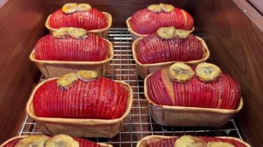 Fırından taze fırınlanmış somunlar çıkıyor. Fırında ekmek üretimi. Yüksek kalite 4k görüntü