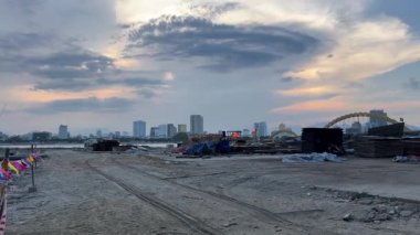 Ejderha köprüsü Vietnam Danang nehir kıyısında Gerçek yaşam Danang 08.04.2025