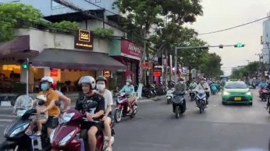 Da nang ho chi minh hanoi 'de gerçek hayat. Trafiğin önünden geçen motosikletliler. Vietnam Danang nehir kıyısında gerçek hayat 08.04.2025