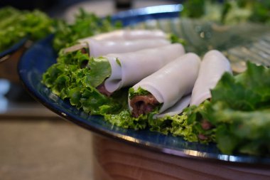 Avokado, domates ve buzdağı marullu tavuk dürümü. Tortilla, burrito, sandviç, rulo köfte. Yukarıdan bak, üstten. Yüksek kalite fotoğraf