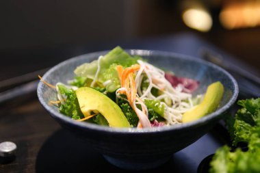 Avokado, ıspanak, yeşillik, kabaklı erişte, ızgara karides ve pesto soslu Buda kasesi. Vejetaryen sebze düşük karbonhidratlı yemek kasesi. - Evet. Yüksek kalite fotoğraf