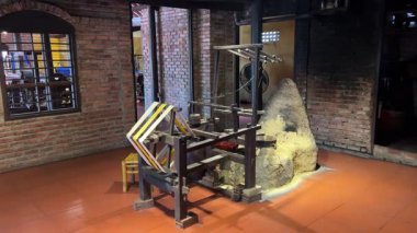 İçinde pupa olan ipek böceği kozası ve kompartıman çerçevesinde ipek ile kaplanmış. Kumaş işleminde iplik yapmak için harman sepetinde yükselen beyaz kozalar. Yüksek kalite 4k görüntü