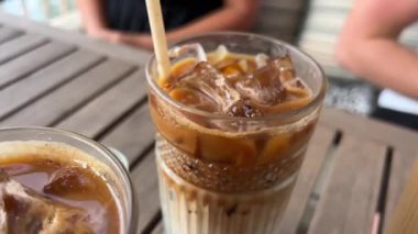 Buzlu kahveyi pipetle karıştırmak. Yüksek kalite 4k görüntü