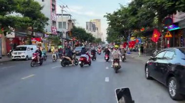 Da nang ho chi minh hanoi 'de gerçek hayat. Trafiğin önünden geçen motosikletliler. Vietnam Danang nehir kıyısında gerçek hayat 08.04.2025
