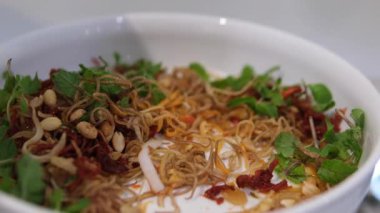 Beyaz arka planda izole edilmiş sebzeli ve otlu erişteler, üst manzara. Yüksek kalite fotoğraf