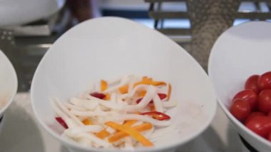 Salata dilimleri açık büfede salatalık dilimleri salata için taze salatalık dilimleri