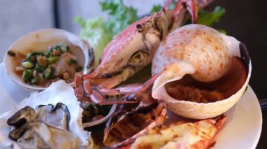 Buzlu deniz ürünleri tabağı. Çiçek garnitürlü buzlu somon balığı tabağı. Yüksek kalite 4k görüntü