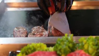 BBQ T-bone Biftek Izgarası Ateş ve Duman ile Açık Ateş Üzerinde, 4K Yavaş Hareket. Yüksek kalite 4k görüntü