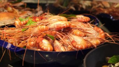 Lezzetli ve taze hazırlanmış karides yemeği servis etmeye ve tadını çıkarmaya hazır. Yüksek kalite 4k görüntü