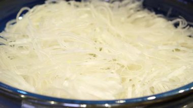 Ahşap bir yüzey üzerinde pirinç vermicelli şehriye ve düz erişte yakın çekim. Yüksek kalite 4k görüntü