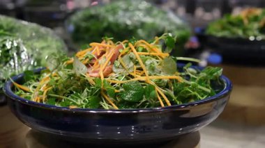 Arka planda siyah kasede salata. Sağlıklı yeşil sebze salatası, diyet menüsü. Üst Manzara. Yüksek kalite fotoğraf