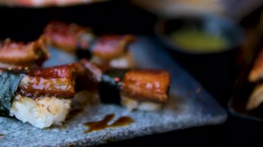 Yumurta garnitürlü yılan balığı. Taze deniz ürünleri tabakları yakın çekim. Yüksek kalite 4k görüntü