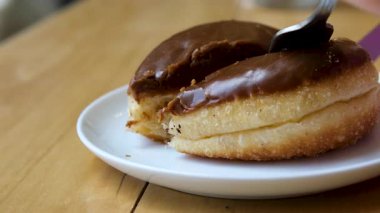 Fındık parçacıklı çikolatalı çörek. Makro. Sağlıksız yiyecekler. Fırın ve yemek konsepti. Şekerli jöleli donut. Yüksek kalite 4k görüntü