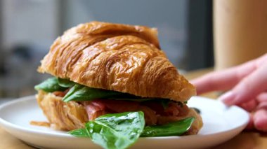 Yerel fırında içi taze malzemelerle dolu tuzlu kruvasanlar. Yüksek kalite 4k görüntü