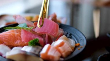 Taze somon balığı, sade bir ev usulü Japon yemeği. Yüksek kalite 4k görüntü