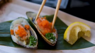 Sıcak, siyah bir tavada, fasulye filizi ile kızarmış istiridye omleti. Sıcak tavada, bu menü servis edilmeye ve tüketilmeye hazır. Yüksek kalite 4k görüntü