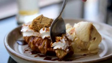 Vanilyalı dondurmanın üzerine erimiş çikolata sosu döküldü. Yaz lezzetli tatlı. Yüksek kalite 4k görüntü