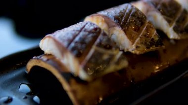 Tütsülenmiş uskumru şefi ateşte sebzeli dev bir tomahawk bifteği hazırlar. Sonra da sinemanın yakın çekim B rulosundaki bifteği dikkatlice keser. Yüksek kalite 4k görüntü