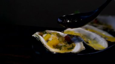 Yarı açık taze istiridyeler lüks Akdeniz restoranında servis ediliyor buz ve limon dilimleri ile gümüş tepside, deniz ürünleri pahalı şarküteriler Akdeniz mutfağı masalarında.