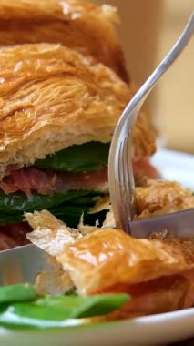 kruvasan buzlu kahve ve kruvasan kamera hareketini taze sıcak kapuçino kahvesi ve fırınlanmış Fransız kruvasanı ile parçalamak. Kahvaltı, yemek geçmişi. Kahve evi konsepti. 