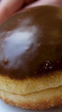 Fındık parçacıklı çikolatalı çörek. Makro. Sağlıksız yiyecekler. Fırın ve yemek konsepti. Şekerli jöleli donut. Yüksek kalite 4k görüntü